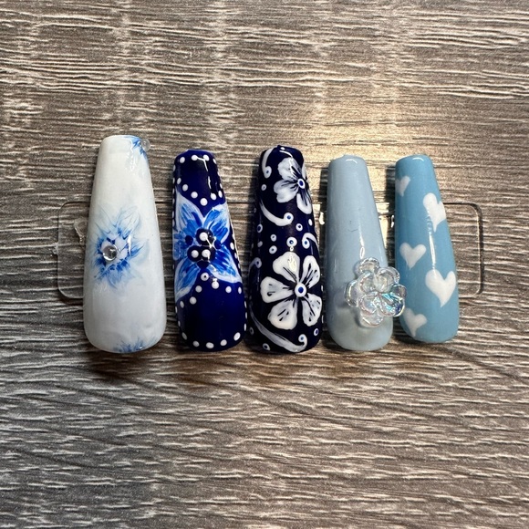 Custom hand painted nails - Picture 2 of 9